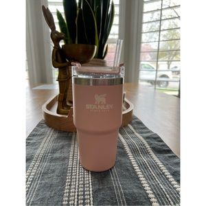 20 oz Stanley bottle, comes with a straw! Color is pink, it’s so cute